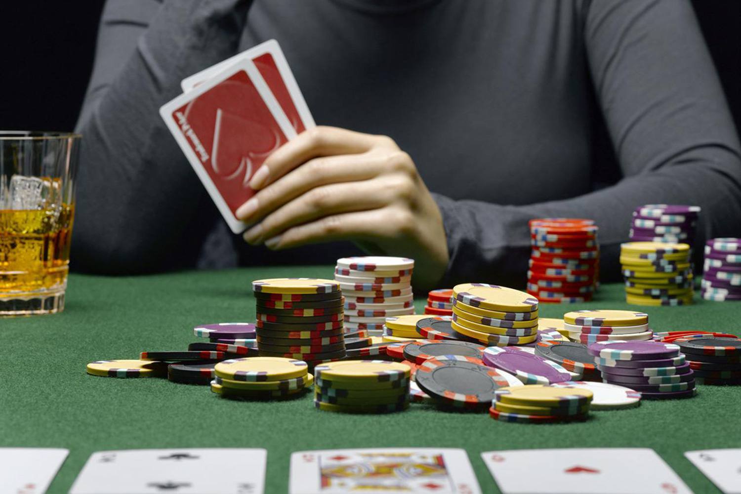 How to Use Poker Tells to Your Advantage - Lucky Cola